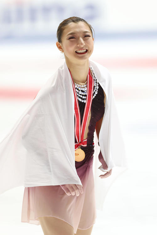 女子シングルで優勝し、笑顔を見せる坂本（撮影・前田充）