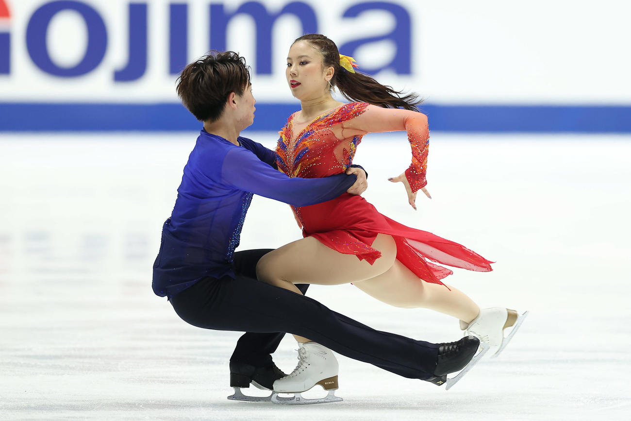 フリーダンスで演技する吉田（左）、森田組（撮影・前田充）