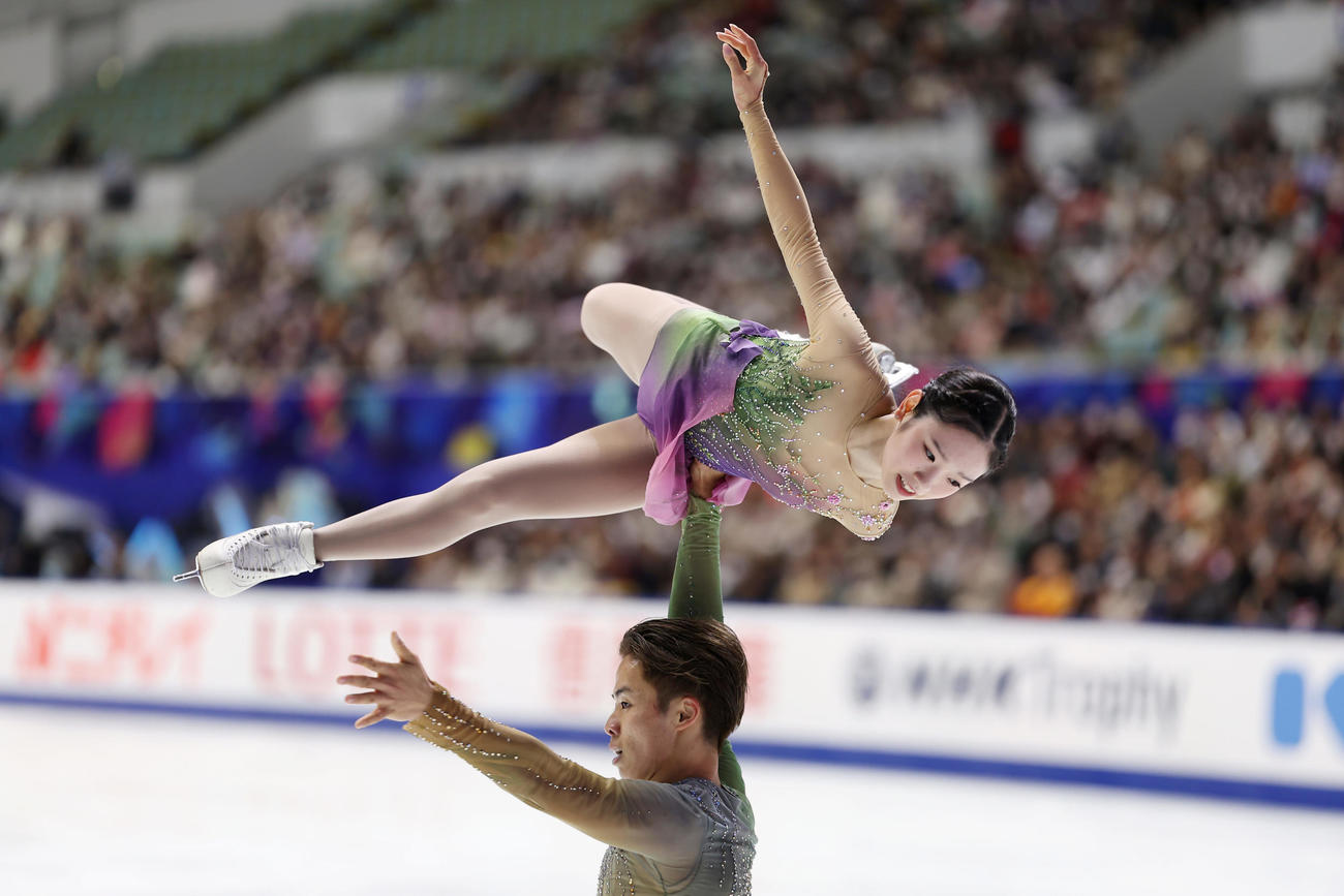 ペアフリーで演技する長岡、森口組（撮影・前田充）