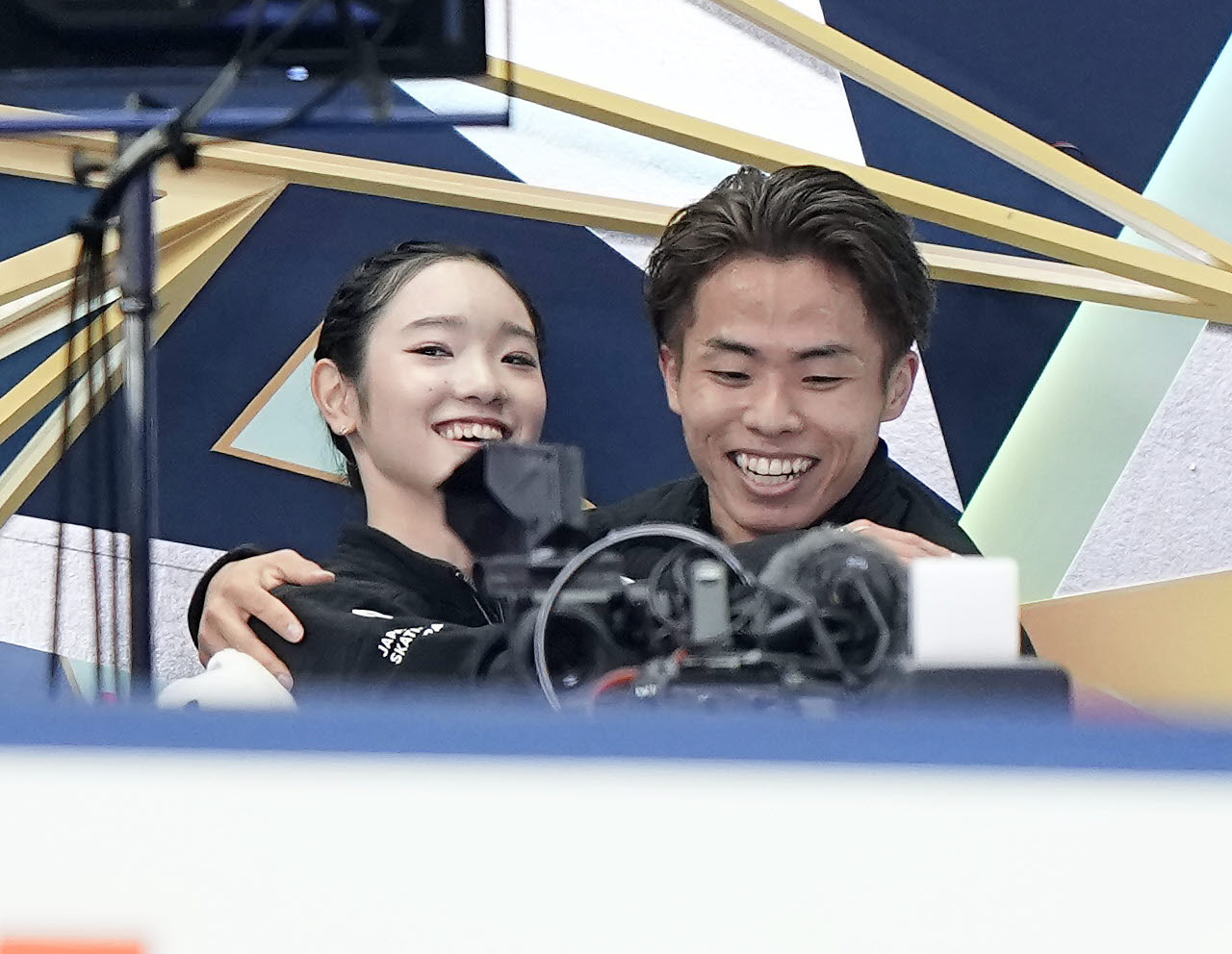 ペアフリーの演技を終え得点を確認し、抱き合って喜ぶ長岡（左）、森口組（撮影・前田充）
