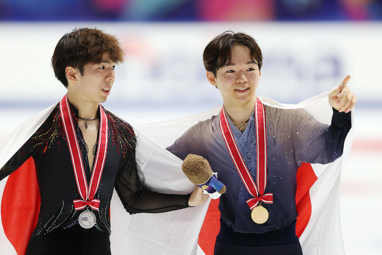 男子シングルで優勝した鍵山（右）と2位の佐藤（撮影・前田充）