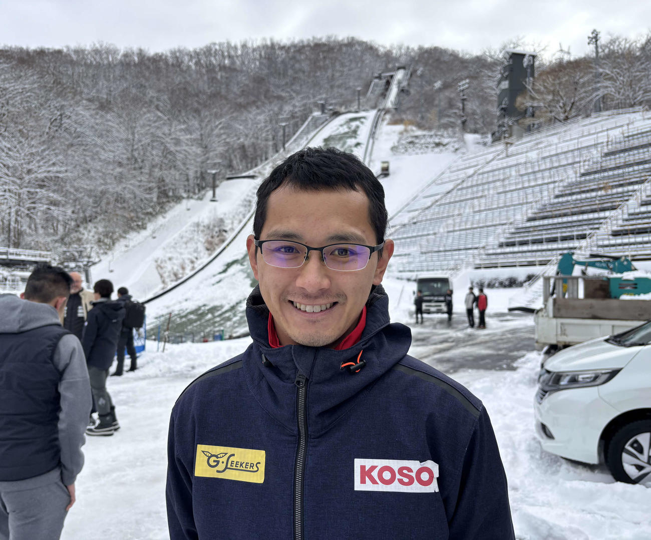 積雪する宮の森ジャンプ競技場と公式練習に参加予定だった内藤（撮影・保坂果那）