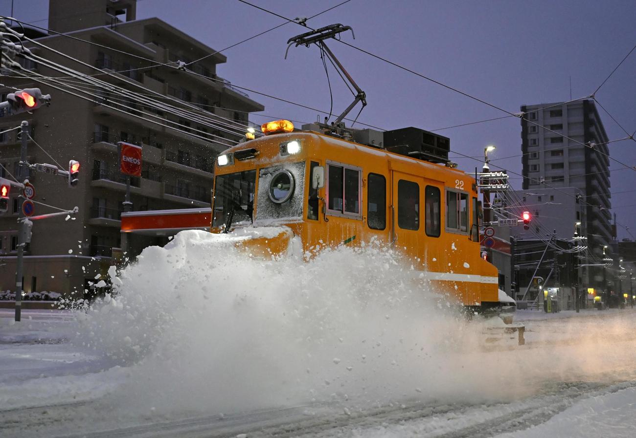 今季初めて出動し、軌道に積もった雪を掃き飛ばす「ササラ電車」（共同）