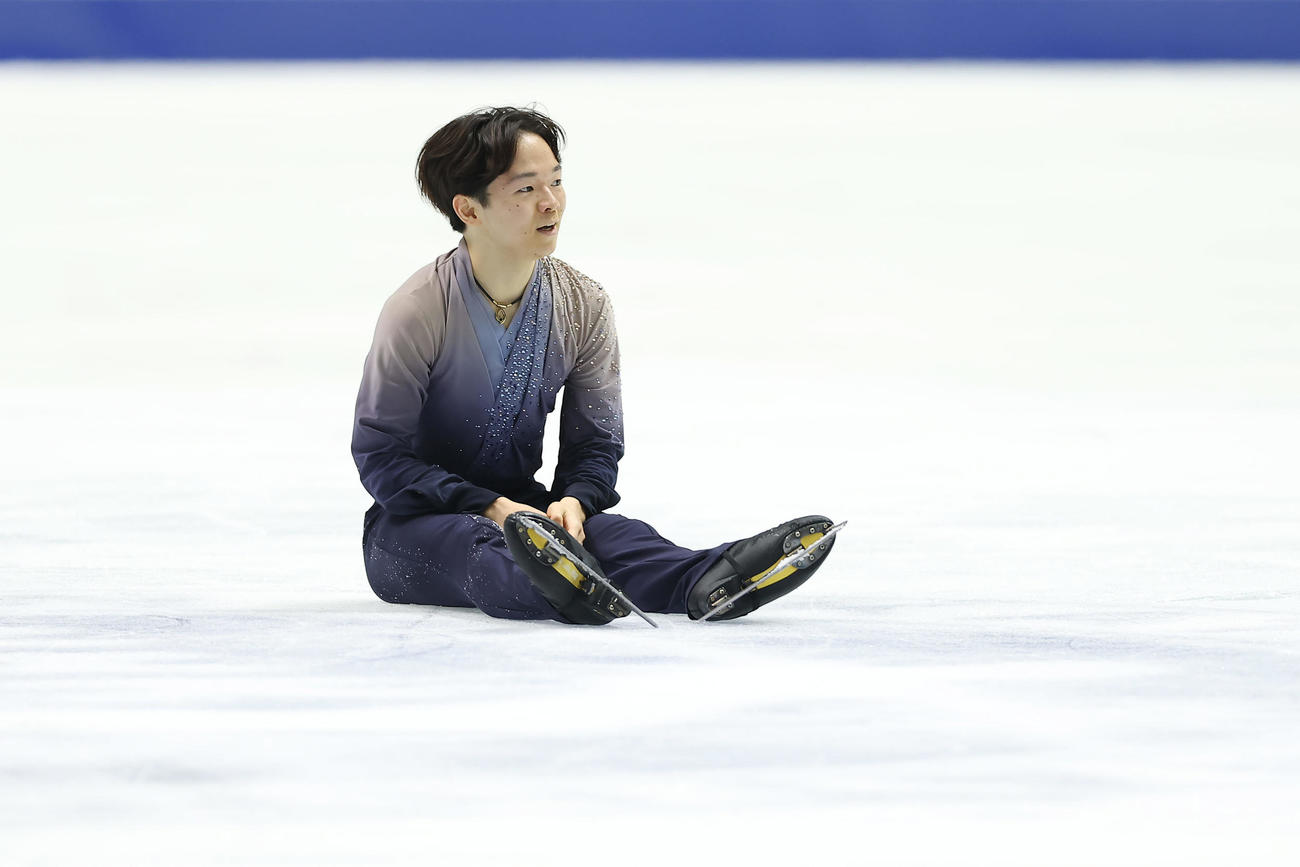 男子フリーの演技を終え、座り込む鍵山（撮影・前田充）
