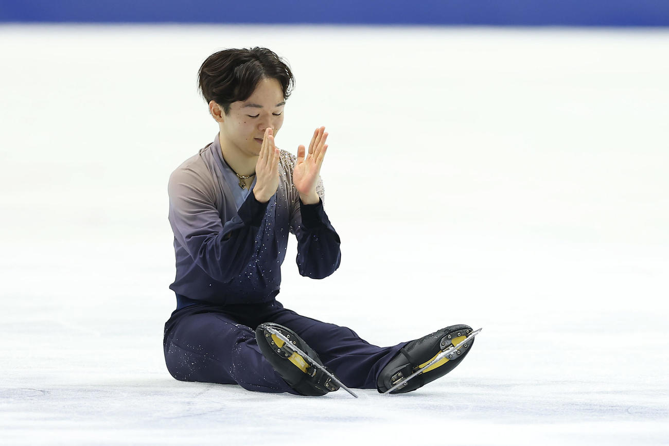男子フリーの演技を終え座り込み、手をたたく鍵山（撮影・前田充）