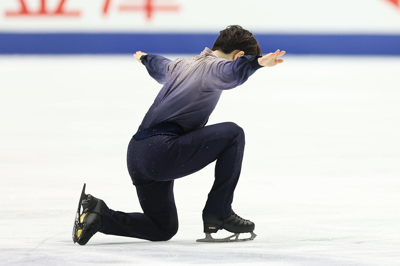 男子フリーの演技を終え、セーフのポーズをとる鍵山（撮影・前田充）