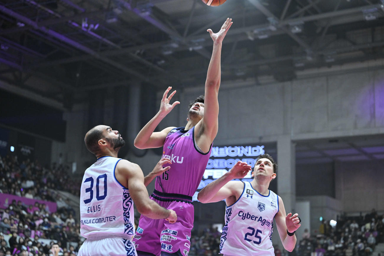 福島対福井　第2Q、ゴール下でシュートを狙うB2福島ガードナー（C）B.LEAGUE