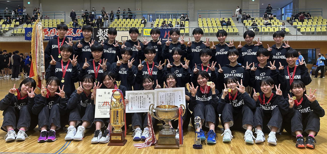 富士見対三島南　13連覇を飾り、笑顔を見せる富士見の選手たち