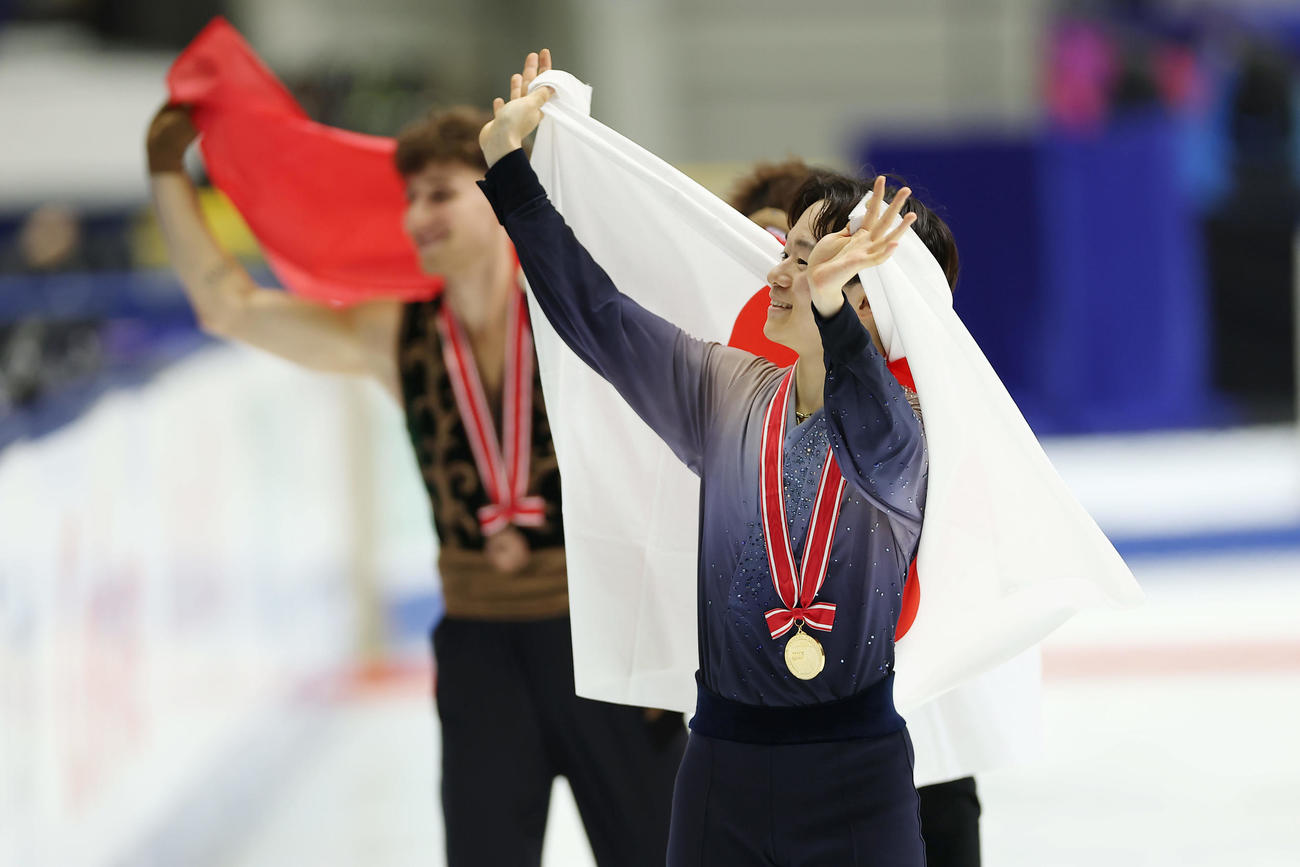 男子シングルで優勝し、ファンに手を振る鍵山（撮影・前田充）
