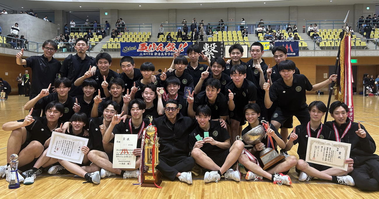 7年ぶりの頂点に立った静清は笑顔で写真に納まる。前列中央が山内総監督