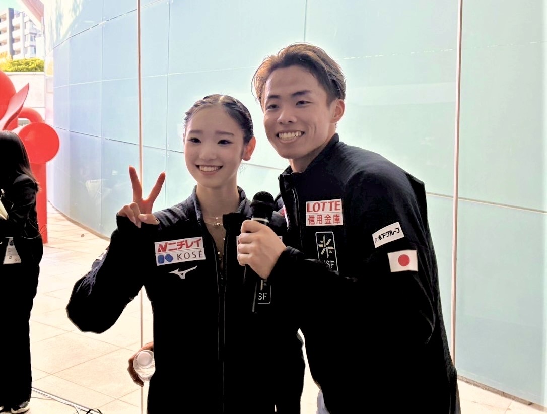 NHK杯フリー後になぜかマイクを持ちながら笑顔を見せる森口（右）と長岡（撮影・藤塚大輔）