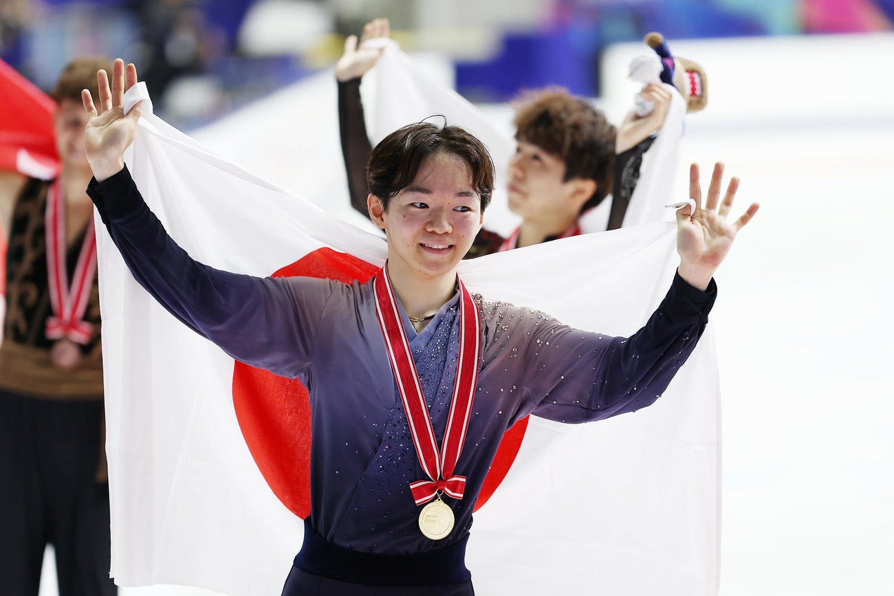 男子シングルで優勝し、笑顔で手を振る鍵山（手前）（撮影・前田充）