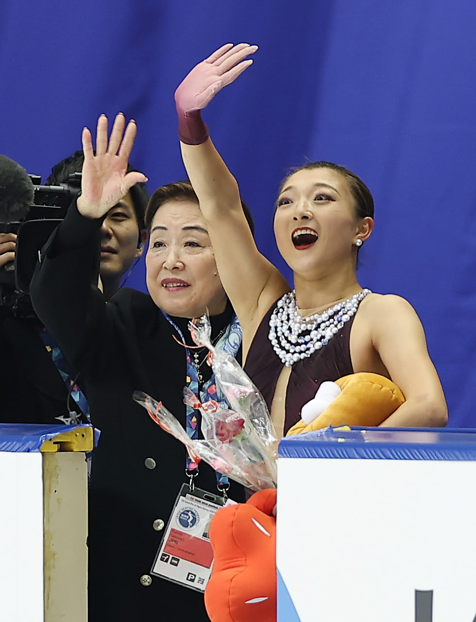 女子フリーの演技を終え、手を振る坂本（右）と中野コーチ（撮影・前田充）