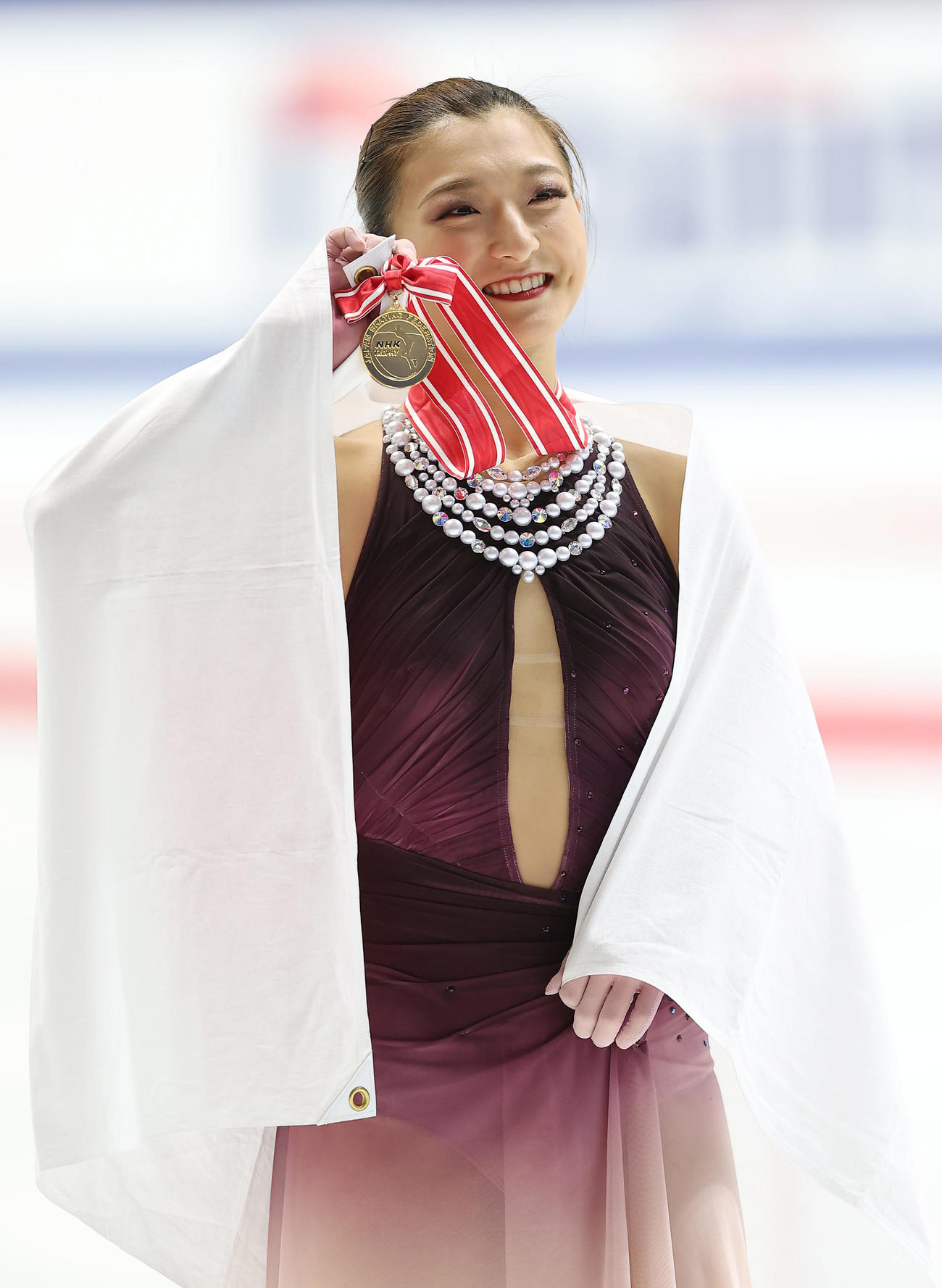 女子シングルで優勝し、メダルを手に笑顔を見せる坂本（撮影・前田充）