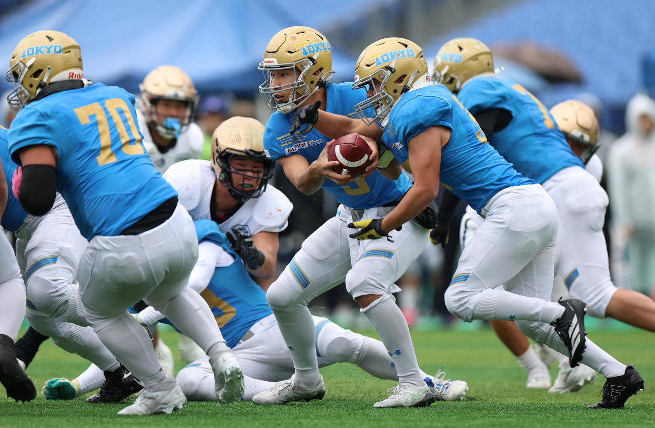 アメフトの明大戦で攻撃する東大QB田中ら（C）KCFA