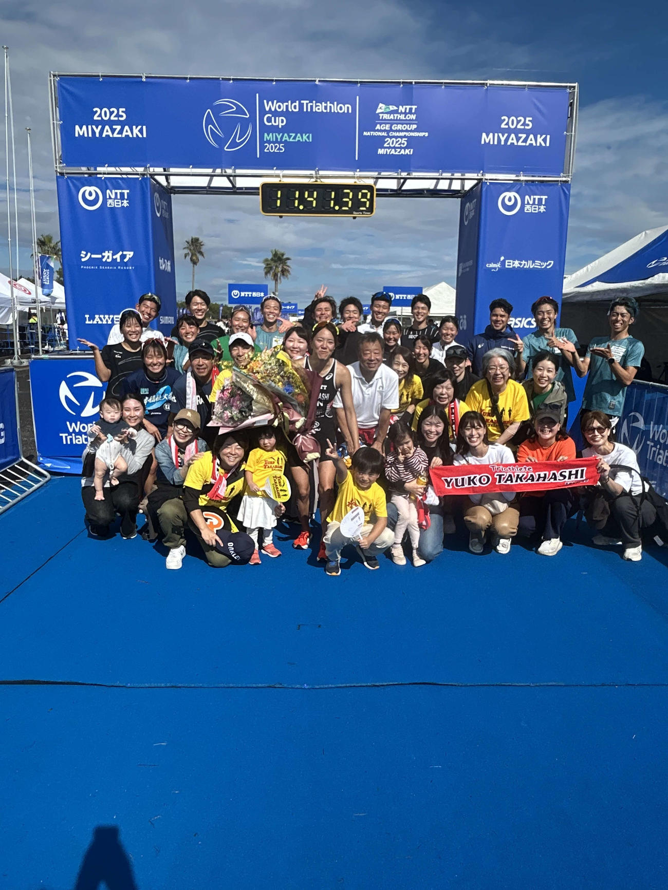 最後のレースを終え、高橋(中央)を囲み、日本ナショナルチームと家族、応援団が集い、セレモニーが行われた。