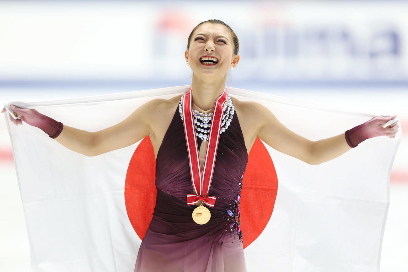 女子シングルで優勝し、笑顔を見せる坂本（2025年11月8日撮影）