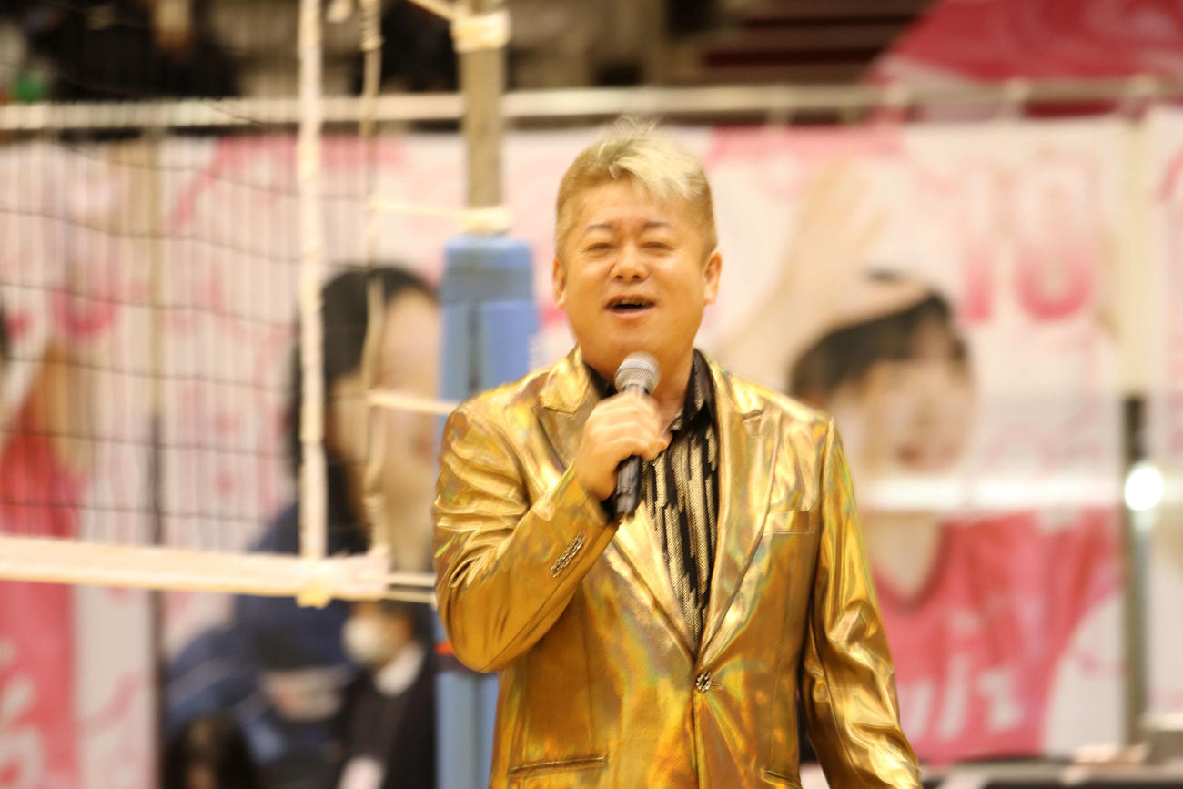 ハーフタイムショーで熱唱する堀江氏