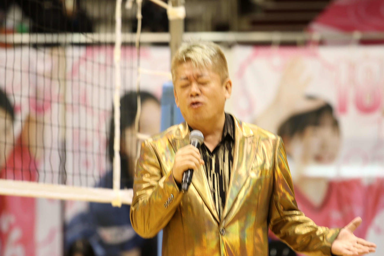 ハーフタイムショーで熱唱する堀江氏
