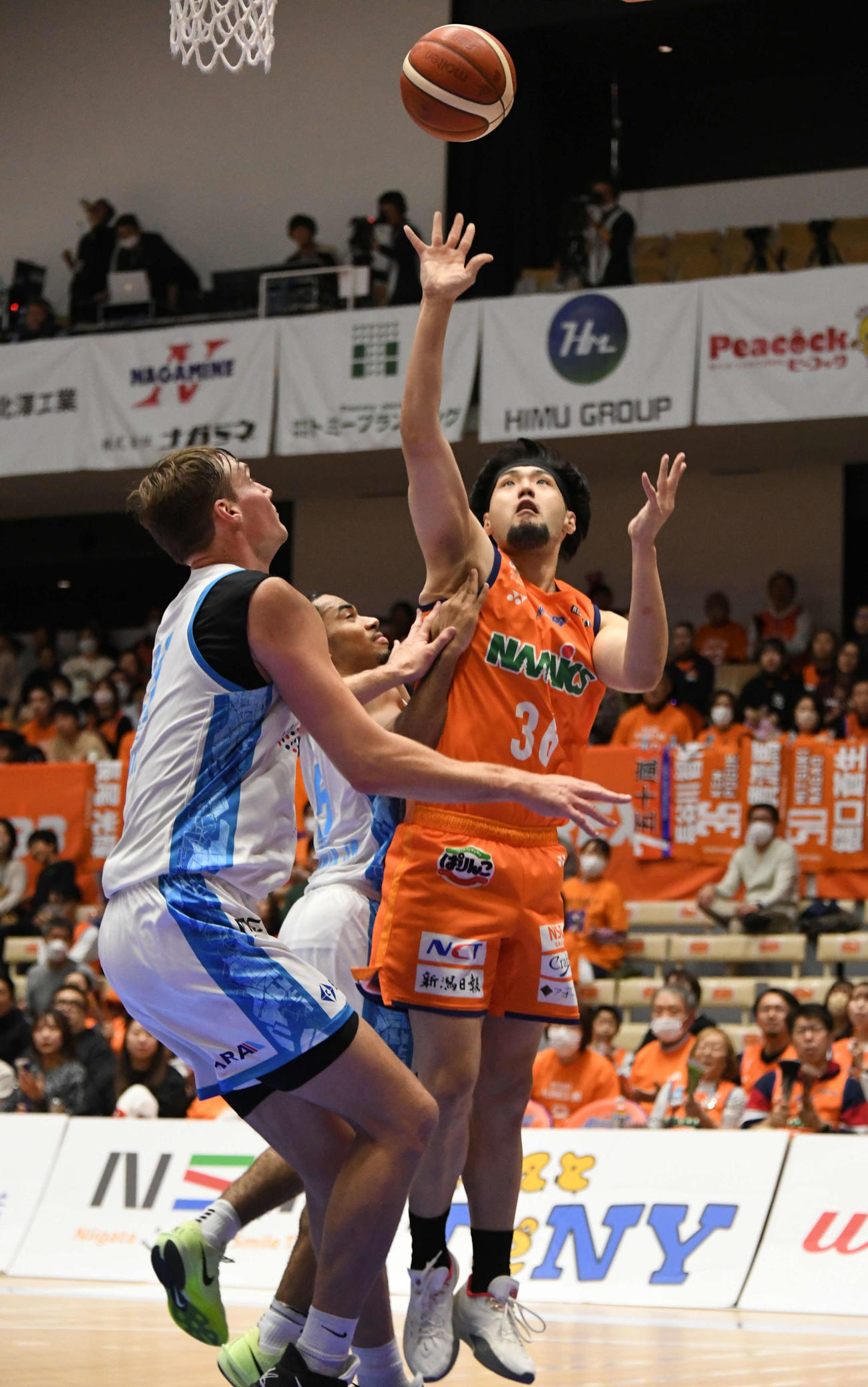 第4Q、シュートを決めるポーグ（右）