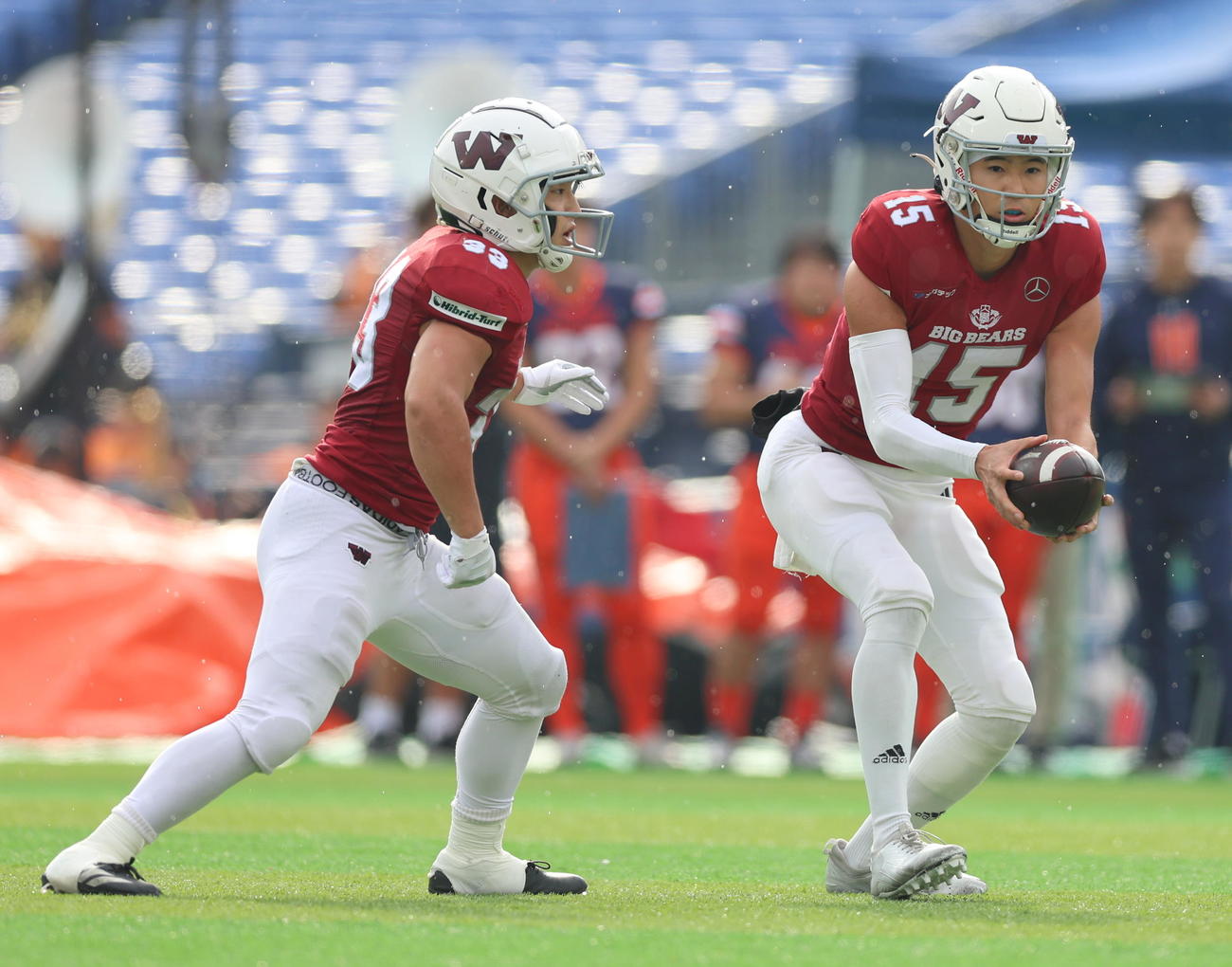 アメフトの法大戦で攻撃する早大QB船橋（右）とRB長内（C）KCFA