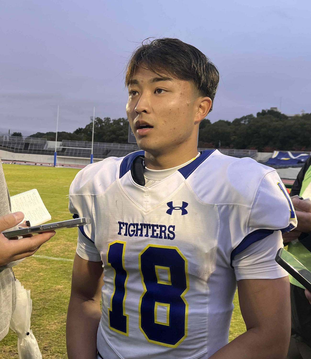 取材に応じる関学大QB星野太吾（撮影・竹本穂乃加）
