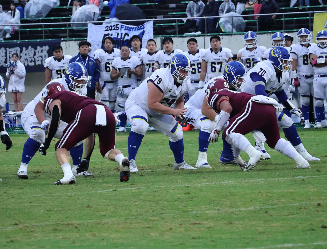 対戦した白ジャージーの関学大と、赤ジャージーの立命大（撮影・竹本穂乃加）