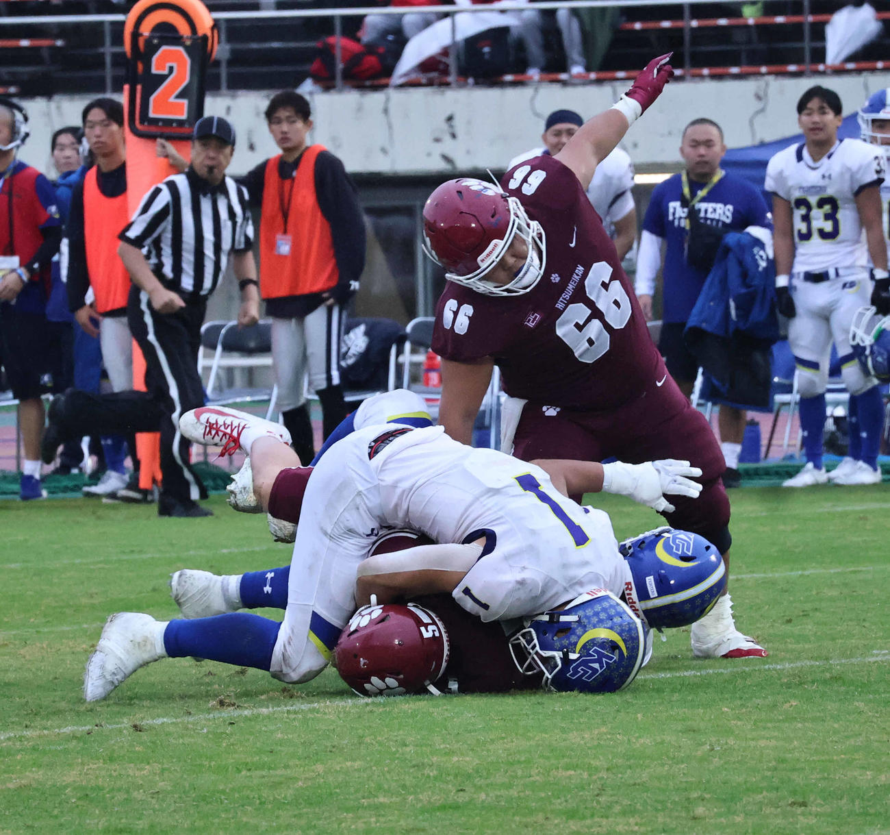 QBサックを決めた関学大DB東田隆太郎（中央）（撮影・竹本穂乃加）
