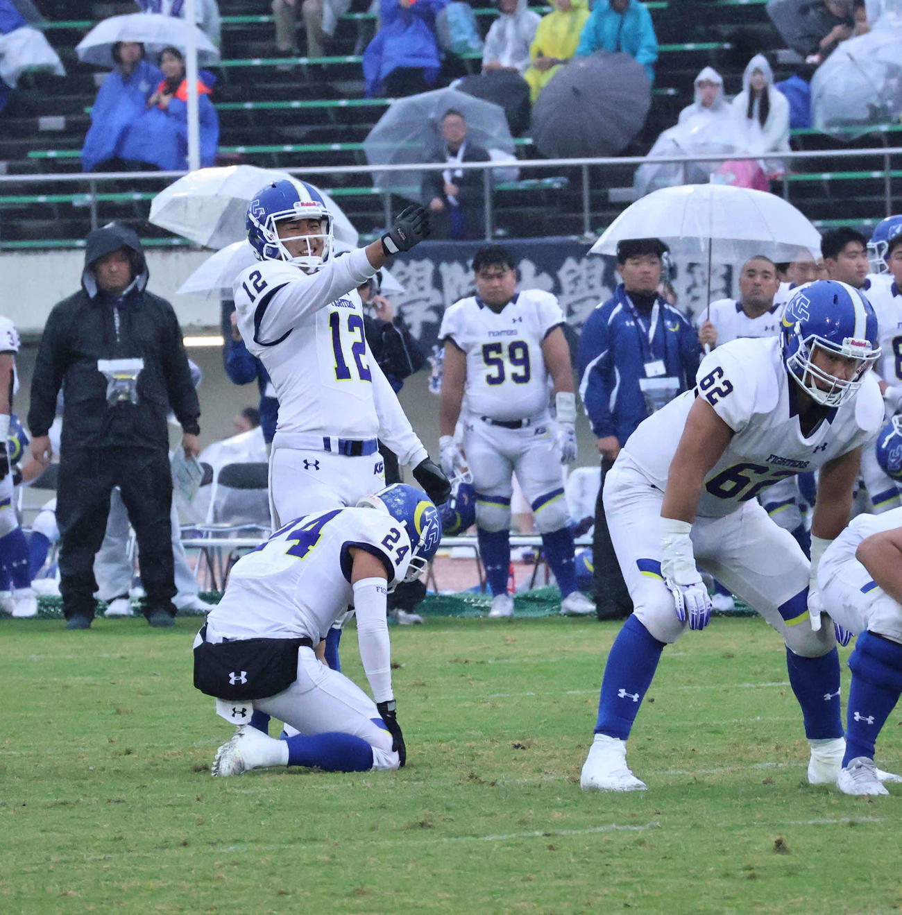 前半終了間際にFGを蹴った関学大の大西悠太（左）（撮影・竹本穂乃加）