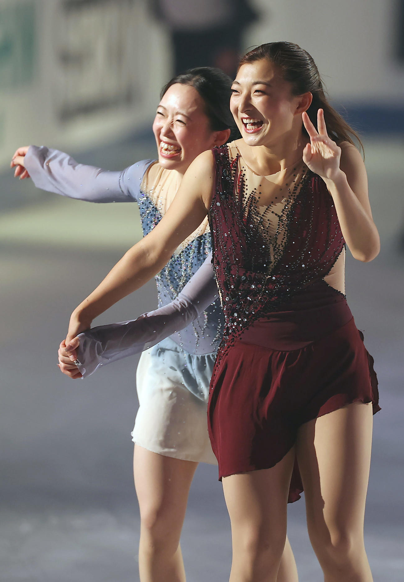 フィナーレで笑顔を見せる坂本（右）と青木（撮影・前田充）