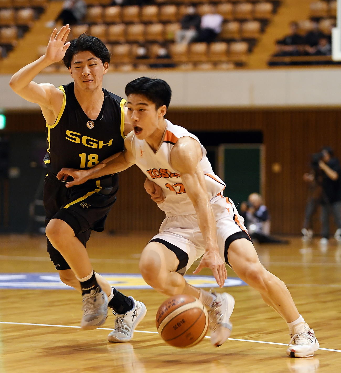 浜松学院興誠対静岡学園　ドリブルで相手コートに進入する浜松学院興誠・西垣