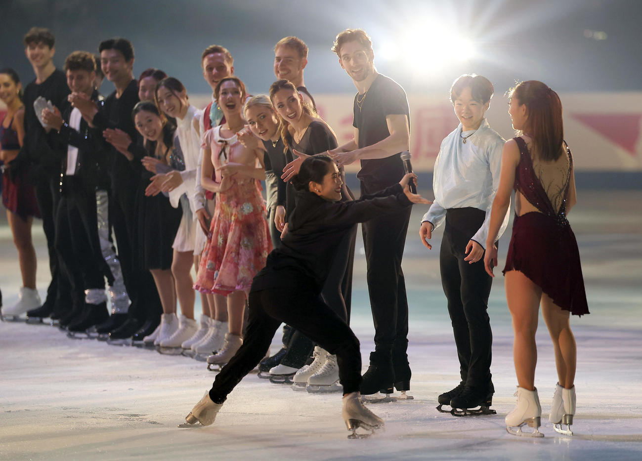 フィギュアスケートグランプリシリーズ2025 NHK杯・エキシビション　ベストパフォーマンス賞を受賞した坂本花織（右端）を笑顔で見つめる鍵山優真（同2人目）ら（撮影・前田充）＝2025年11月9日、東和薬品RACTABドーム（大阪府門真市）