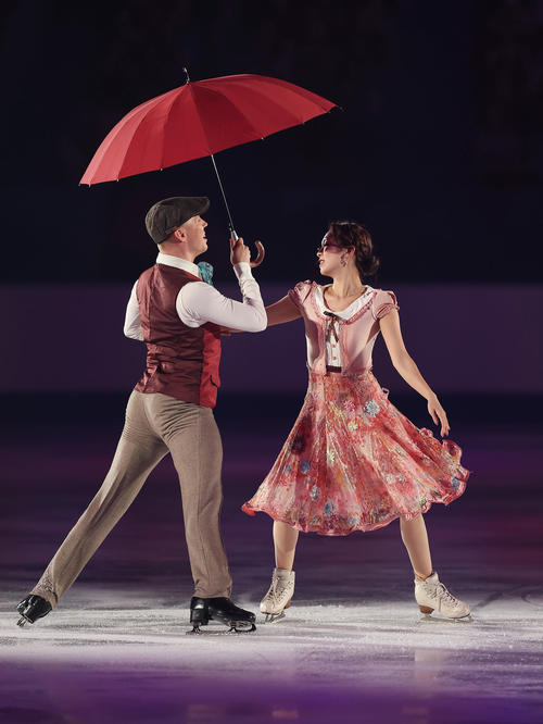 エキシビションで演技する折原裕香（右）、ユホ・ピリネン組（撮影・前田充）