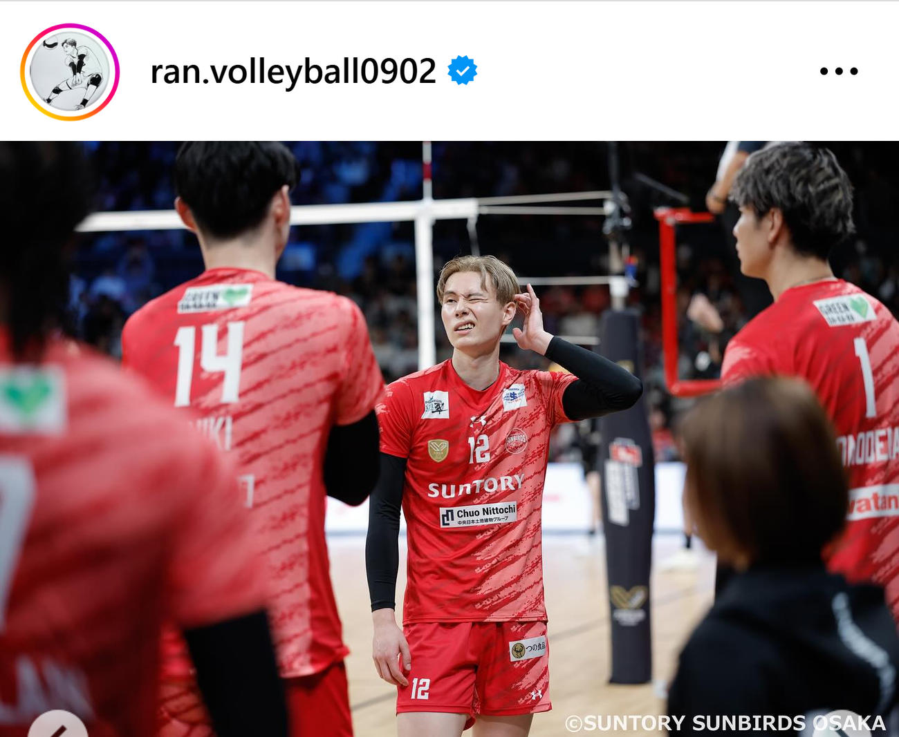 顔をしかめて頭をかく高橋藍（高橋藍のインスタグラムから）