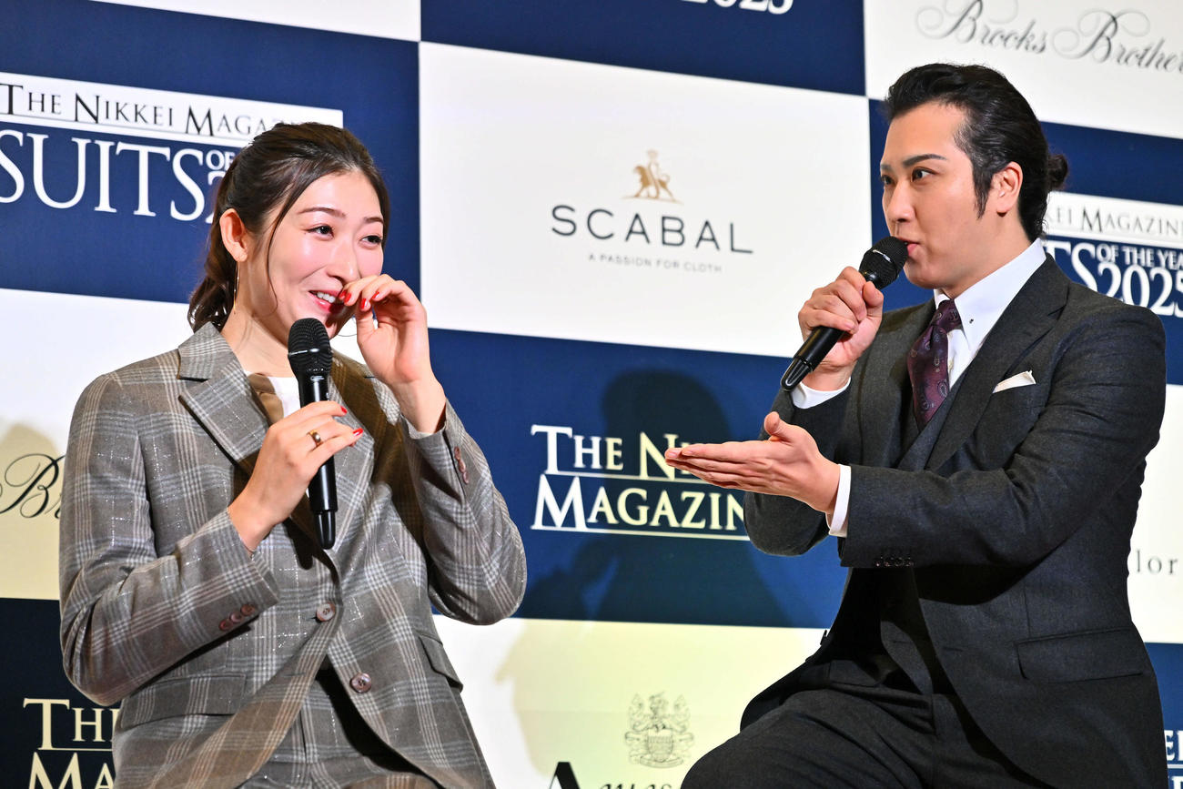 スーツ・オブ・ザ・イヤー2025でトークする池江璃花子（左）と尾上松也（撮影・滝沢徹郎）