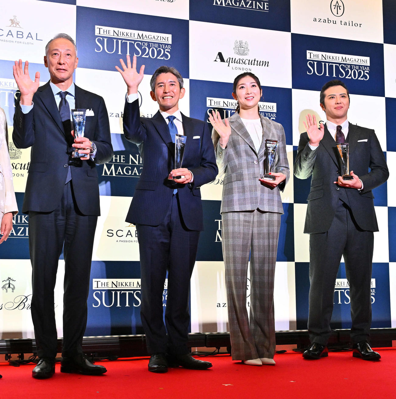 スーツ・オブ・ザ・イヤー2025で記念撮影する、左から東宝株式会社代表取締役社長執行役員松岡宏泰氏、株式会社獺祭代表取締役社長、4代目蔵元桜井一宏氏、池江璃花子、尾上松也（撮影・滝沢徹郎）