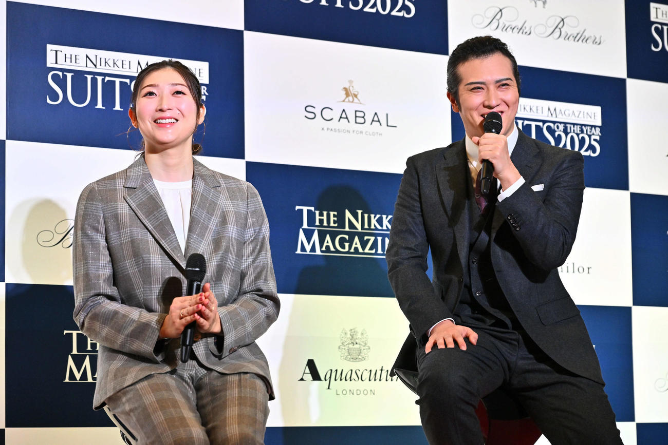 スーツ・オブ・ザ・イヤー2025でトークする池江璃花子（左）と尾上松也（撮影・滝沢徹郎）