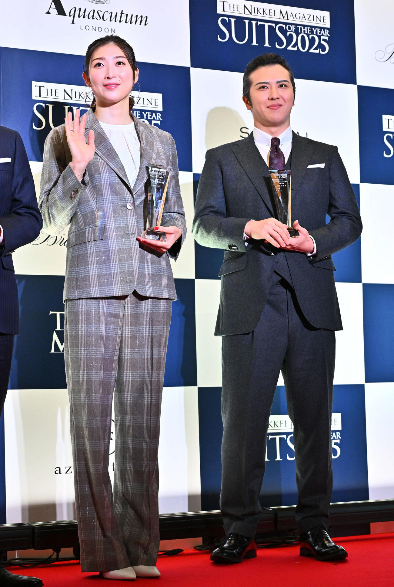 スーツ・オブ・ザ・イヤー2025でカメラに向かって手を振る池江璃花子（左）と尾上松也（撮影・滝沢徹郎）