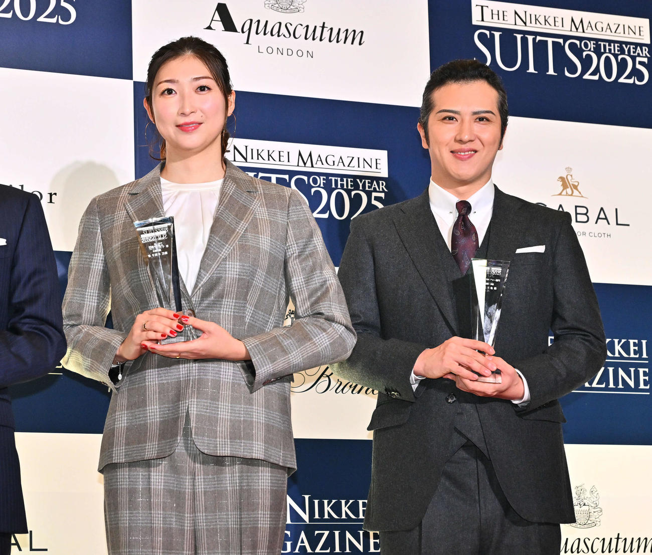 スーツ・オブ・ザ・イヤー2025で記念撮影する池江璃花子（左）と尾上松也（撮影・滝沢徹郎）