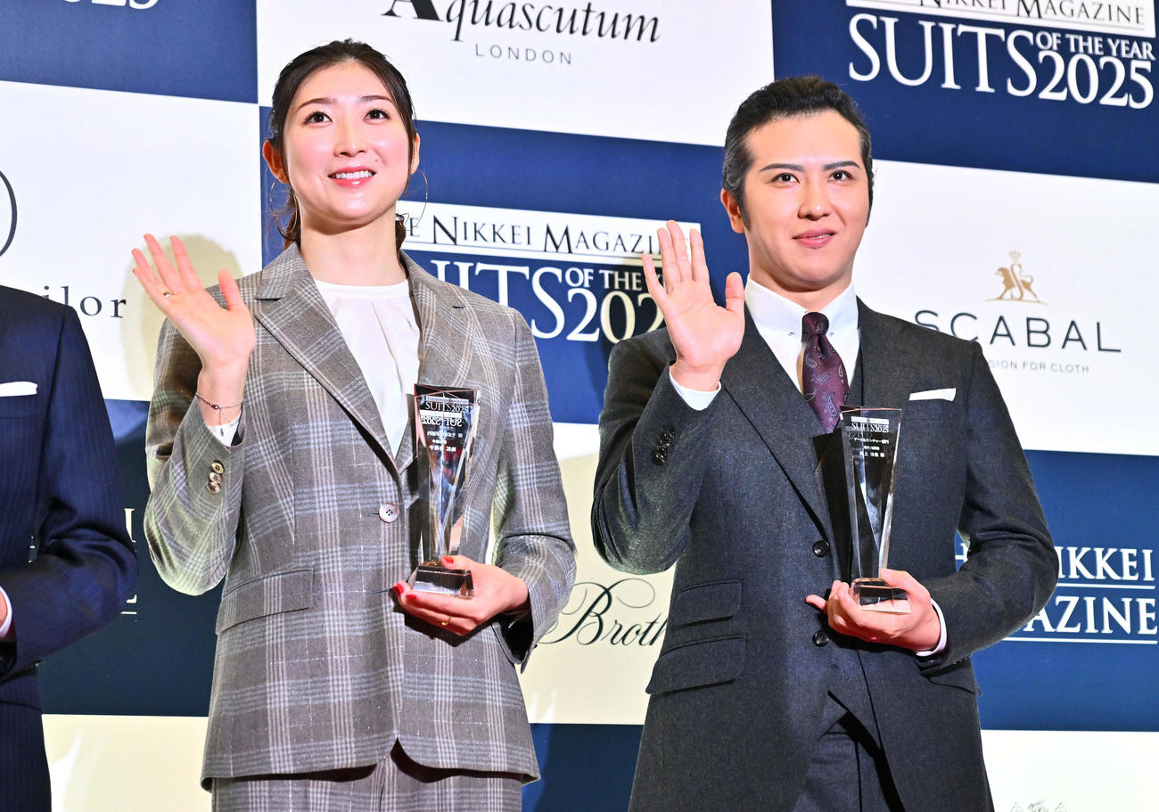 スーツ・オブ・ザ・イヤー2025でカメラに向かって手を振る池江璃花子（左）と尾上松也（撮影・滝沢徹郎）