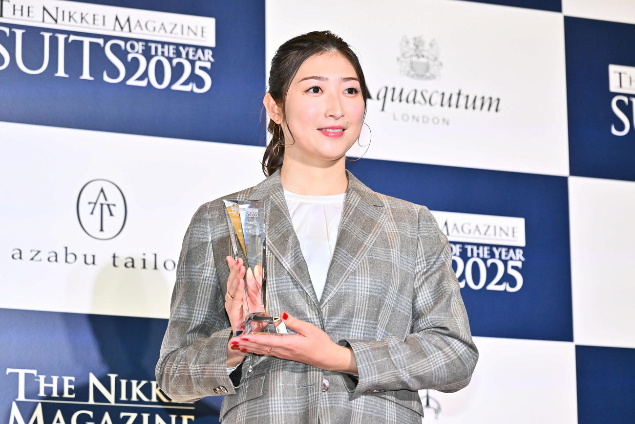 スーツ・オブ・ザ・イヤー2025で記念撮影する池江璃花子（撮影・滝沢徹郎）