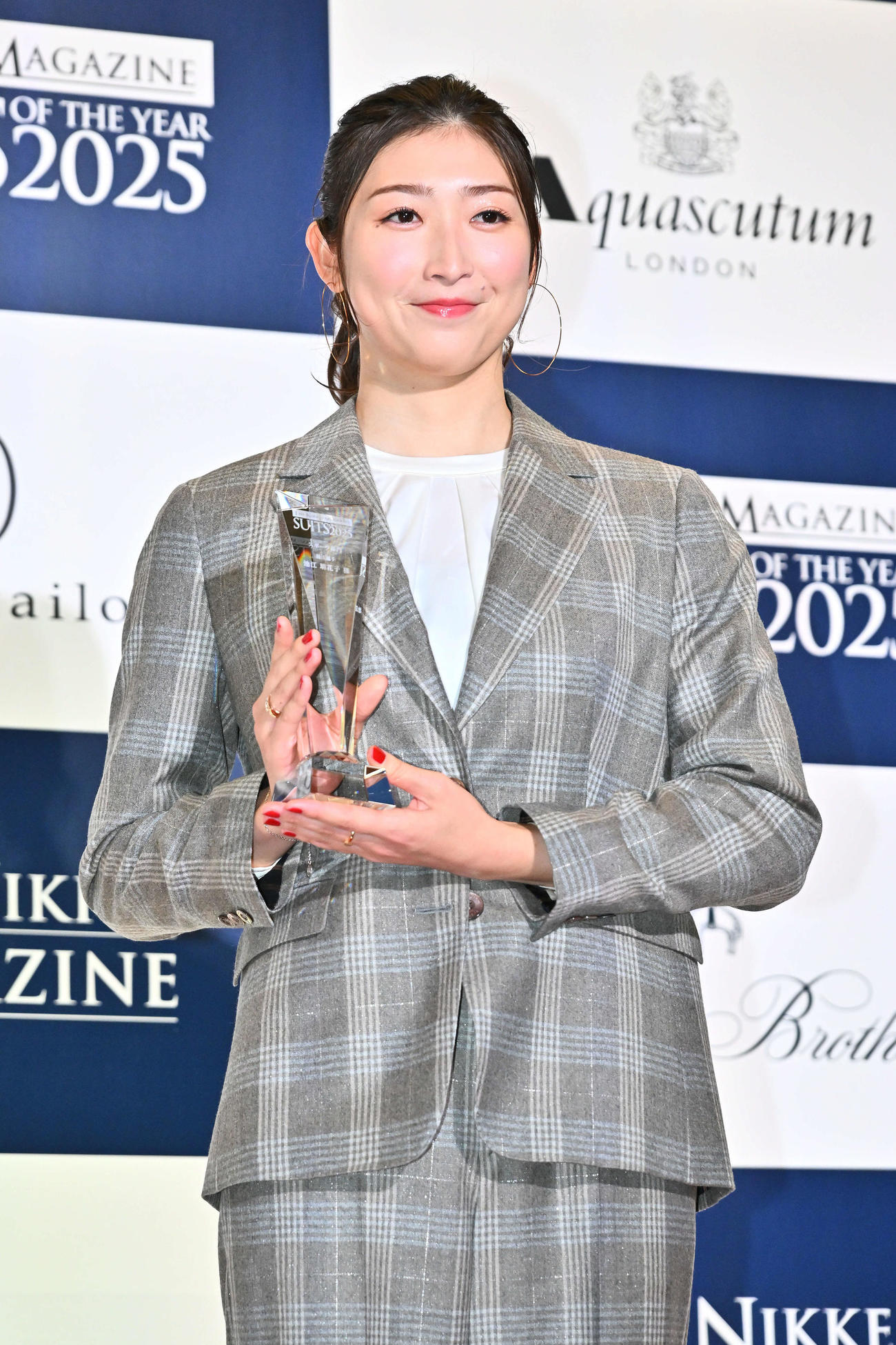 スーツ・オブ・ザ・イヤー2025で記念撮影する池江璃花子（撮影・滝沢徹郎）