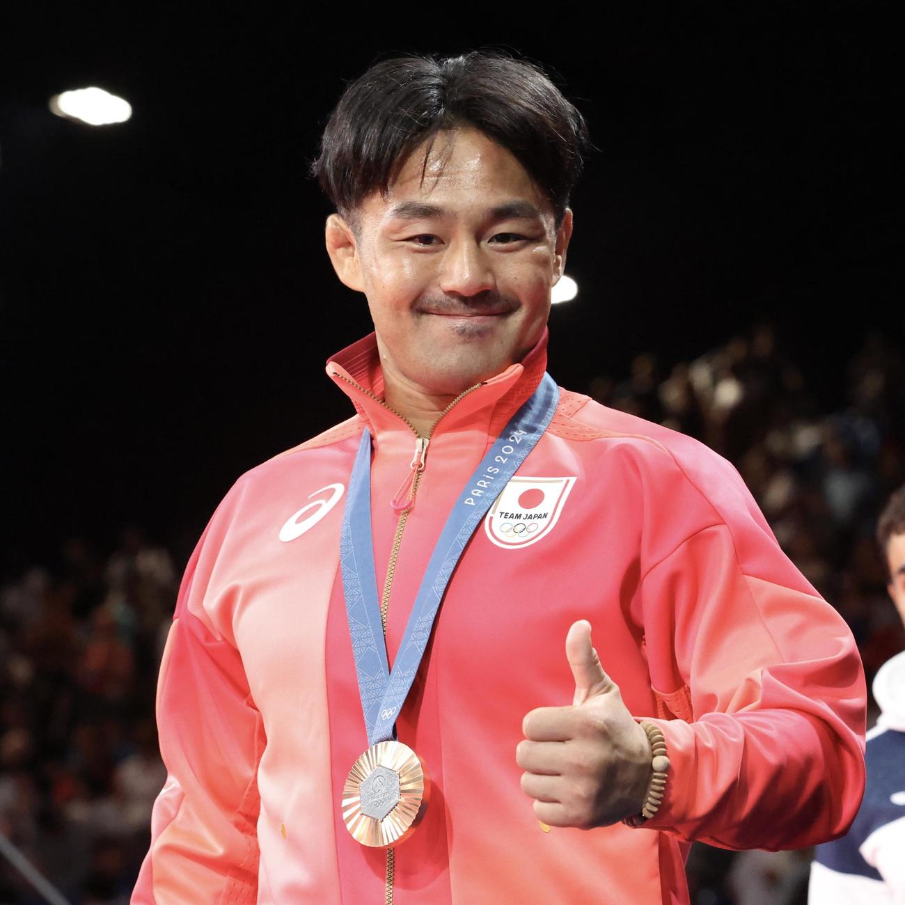 パリ五輪　柔道男子73キロ級3位決定戦　橋本壮市対アキル・ジャコバ　銅メダルを首から下げながらサムズアップする橋本壮市＝2024年7月29日（現地時間）
