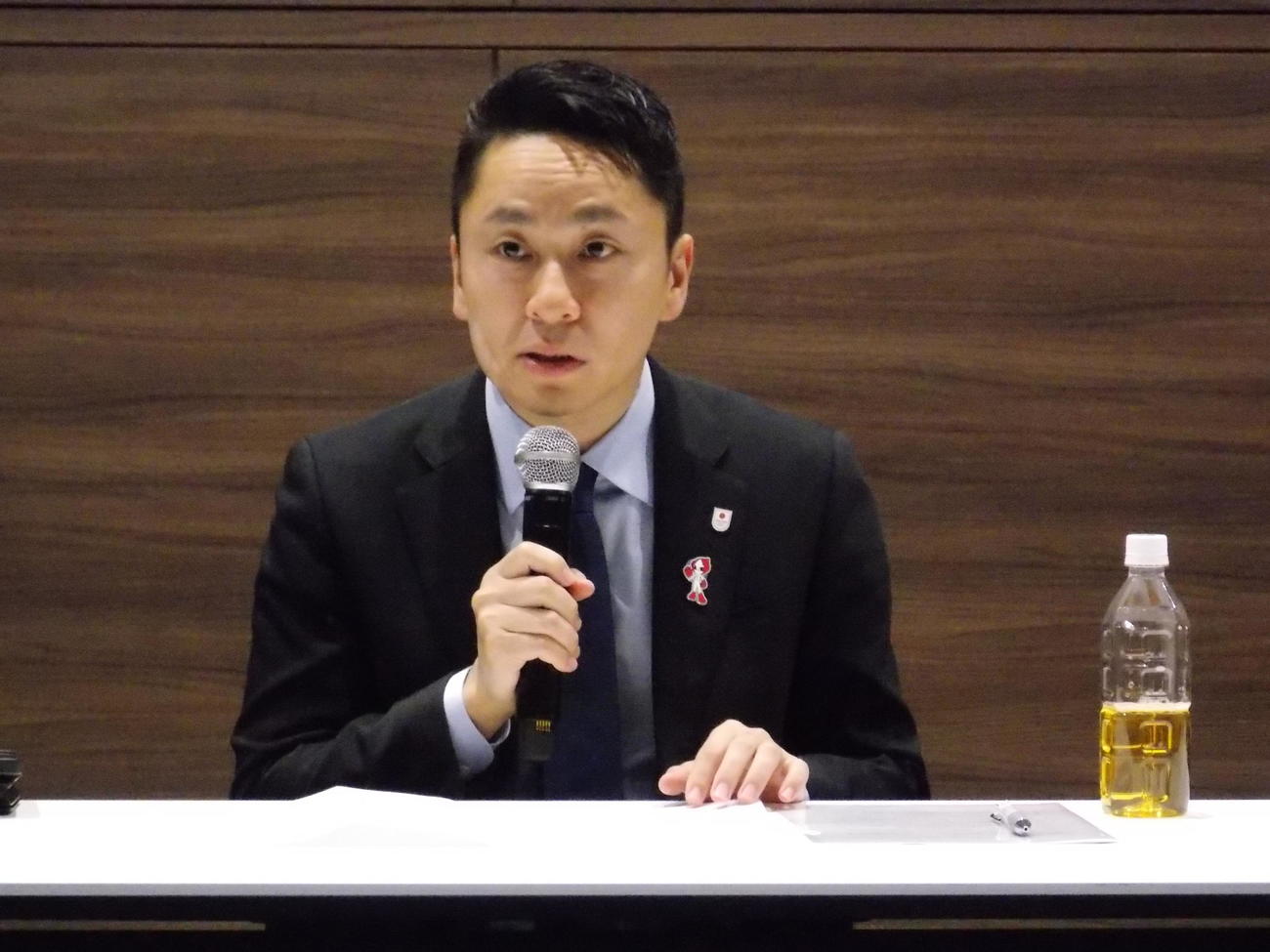 日本オリンピック委員会（JOC）の理事会後に取材対応する太田雄貴専務理事（撮影・松本航）