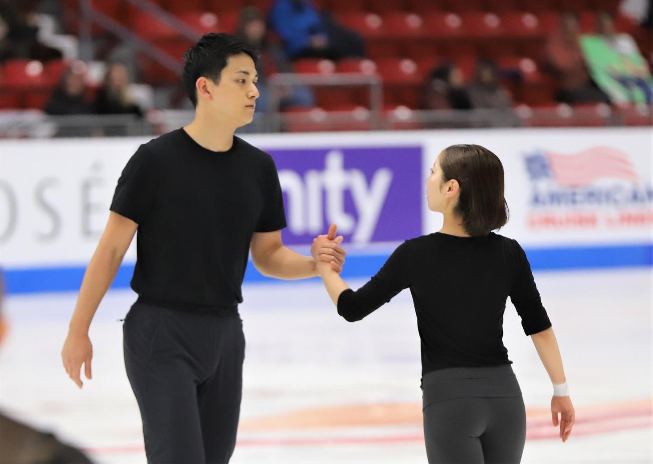 GPシリーズ・スケートアメリカ　開幕前日の公式練習で調整する木原（左）三浦組（撮影・藤塚大輔）