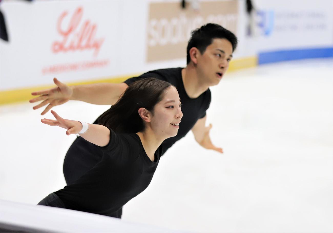 GPシリーズ・スケートアメリカ　開幕前日の公式練習で調整する三浦（手前）木原組（撮影・藤塚大輔）