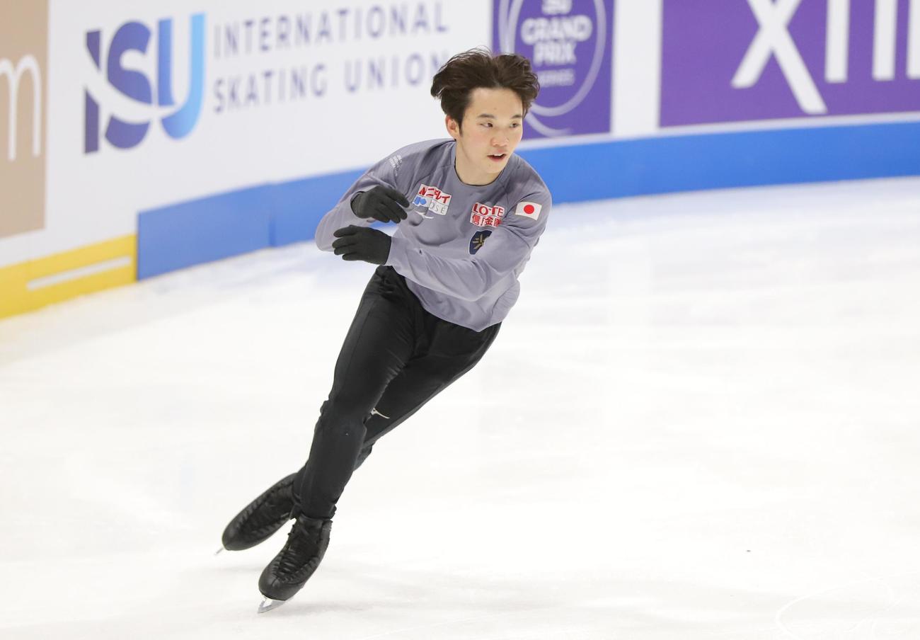 GPシリーズ・スケートアメリカ　開幕前日の公式練習で調整する友野（撮影・藤塚大輔）