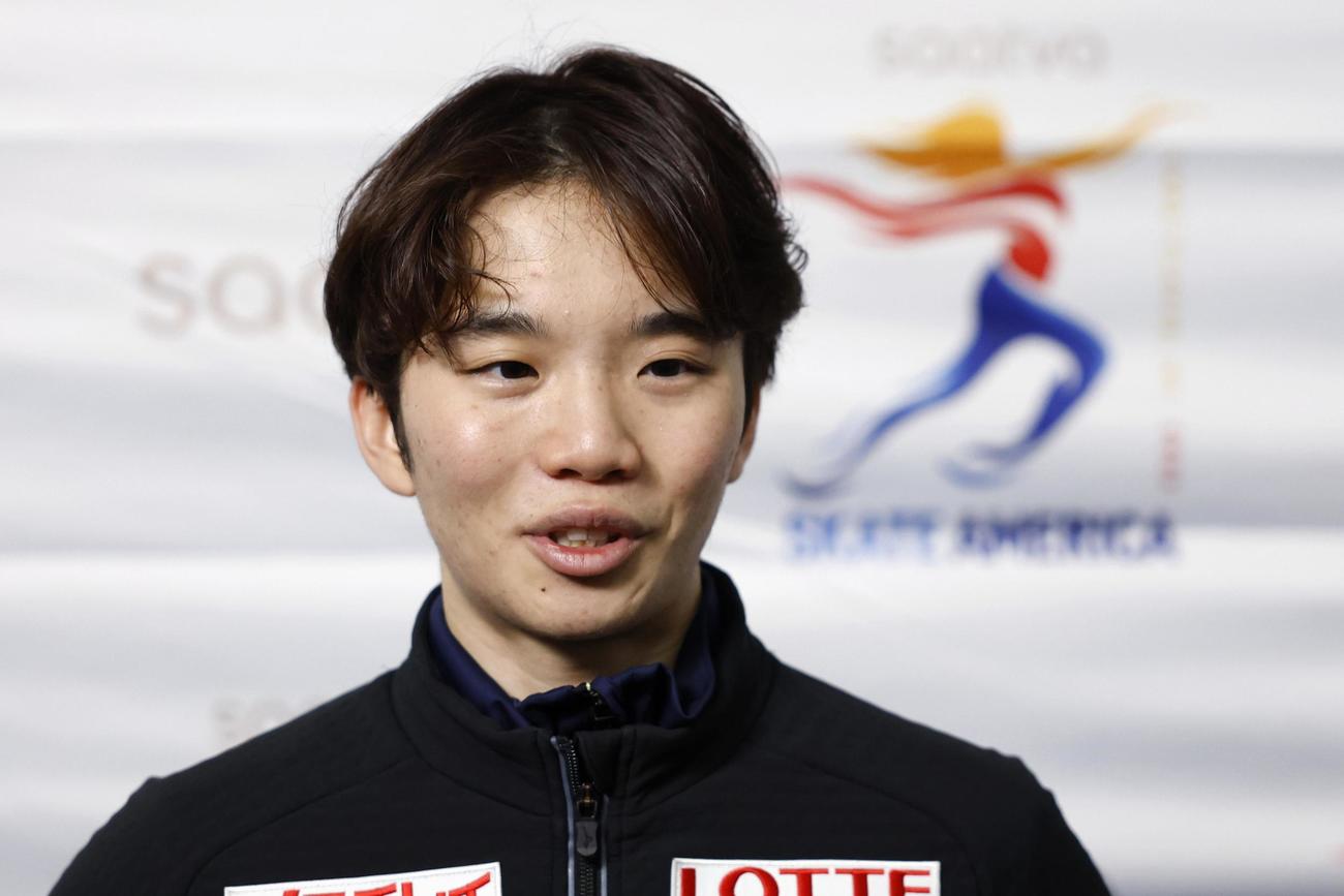 公式練習後、取材に応じる友野一希（共同）