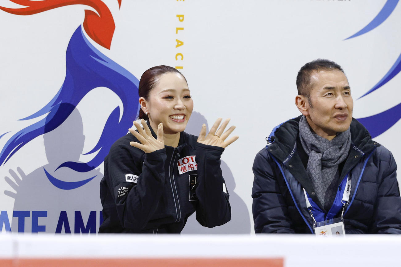 キスアンドクライで得点を聞く樋口新葉。右は岡島功治コーチ（共同）