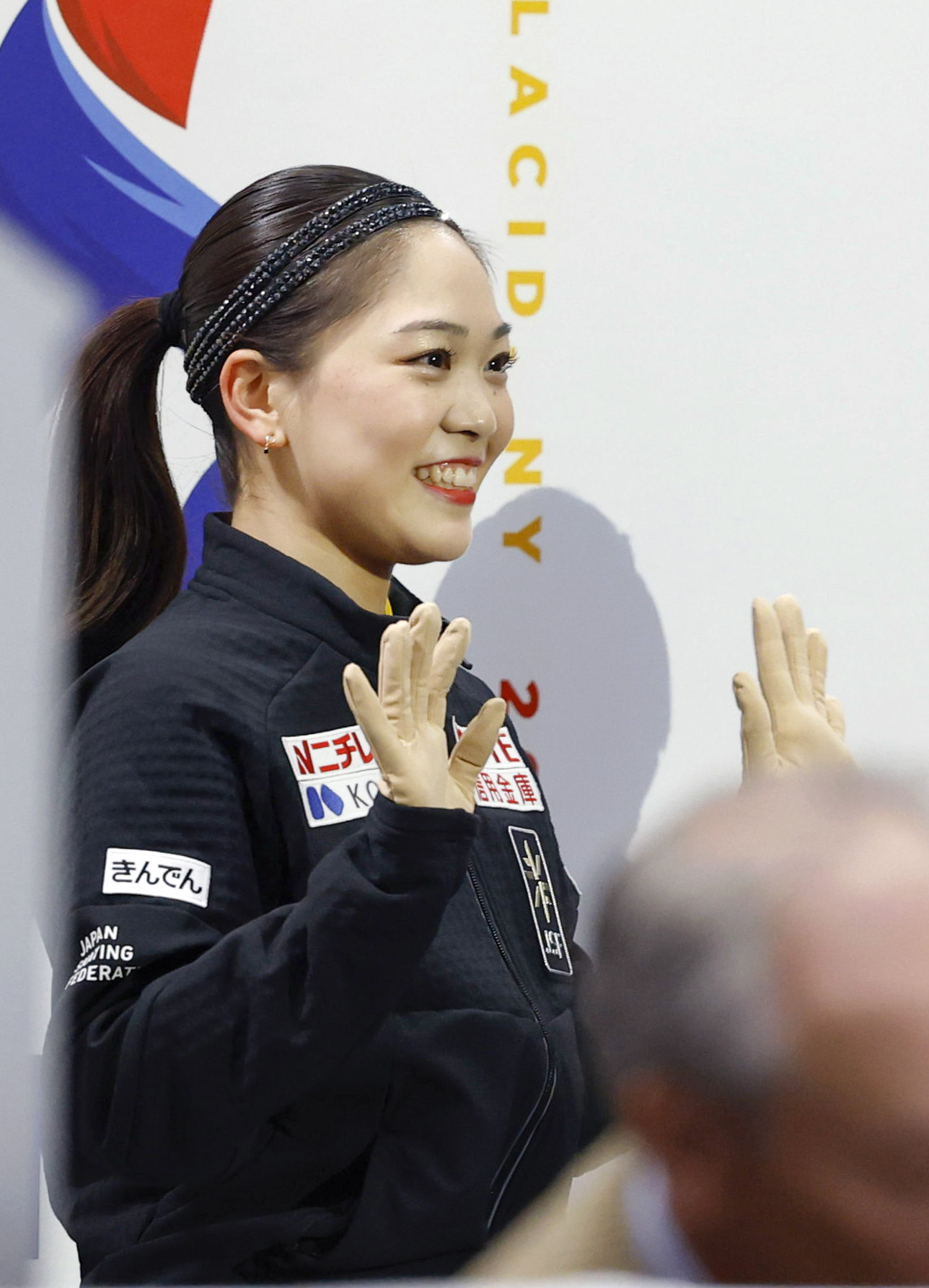 キスアンドクライで手を振る吉田陽菜（共同）